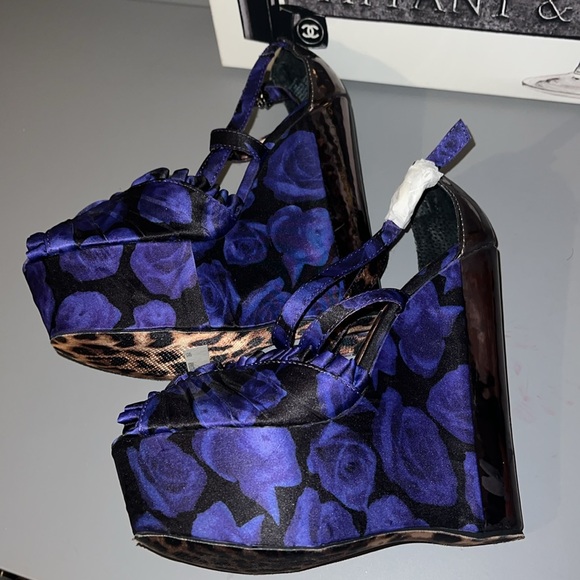 New Betsey Johnson Rare Purple Floral Peep Toe Platform Wedges with Leopard Sole - Picture 2 of 10